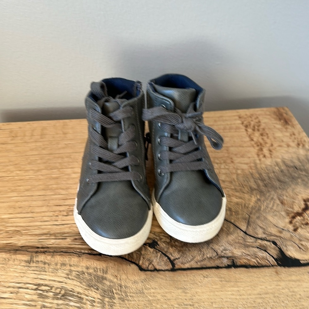 Little boys size 9 boots. Cat & Jack